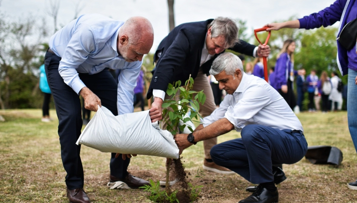 Larreta plantó árboles en la Reserva Ecológica porteña con alcaldes extranjeros