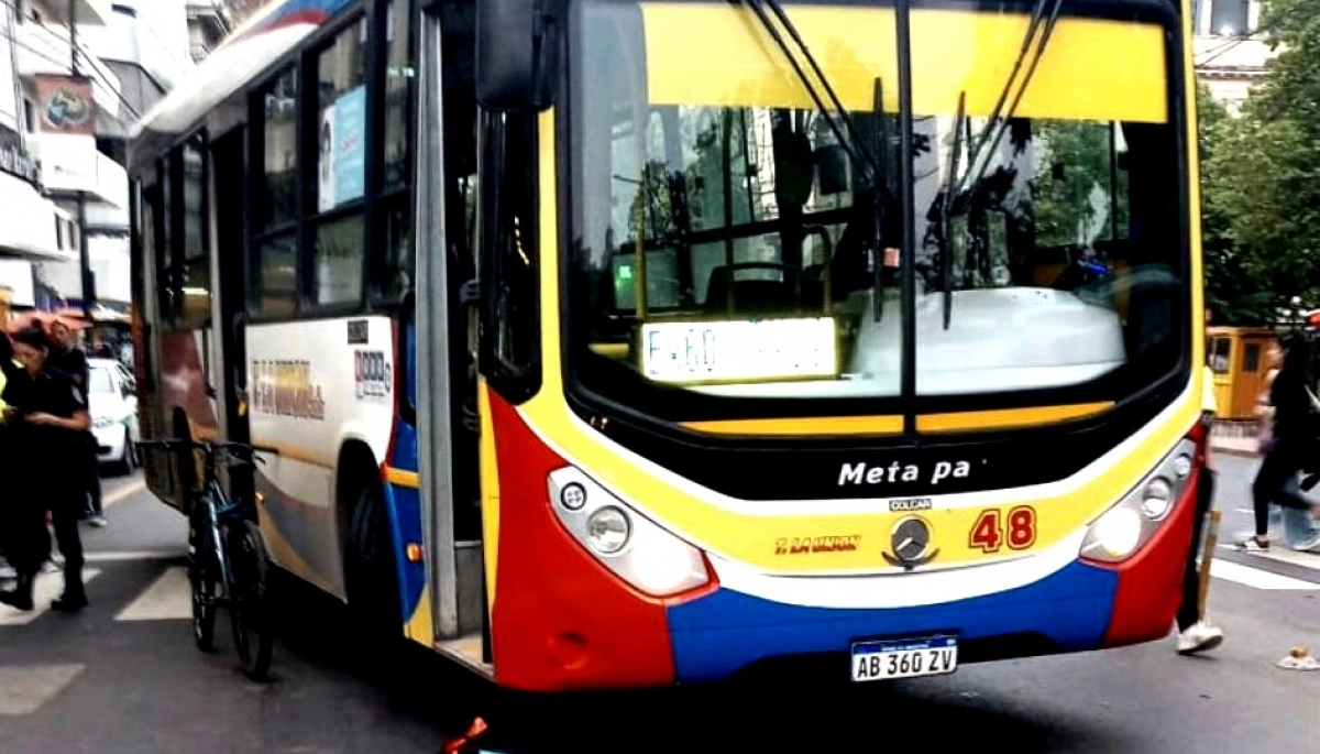 Lamentable incidente vial en La Plata: un ciclista murió tras ser arrollado por un colectivo