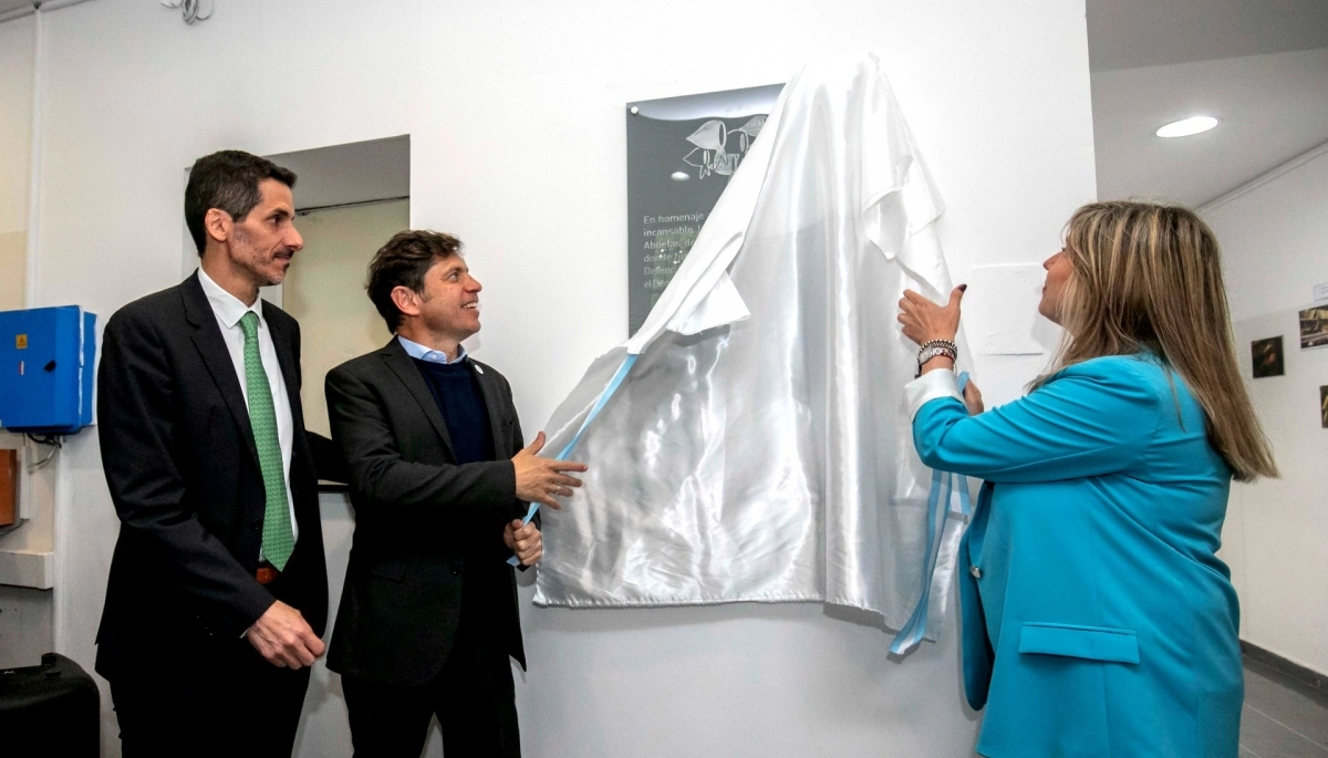 En el Registro de Personas, Kicillof reconoció con una placa a las Abuelas de Plaza de Mayo