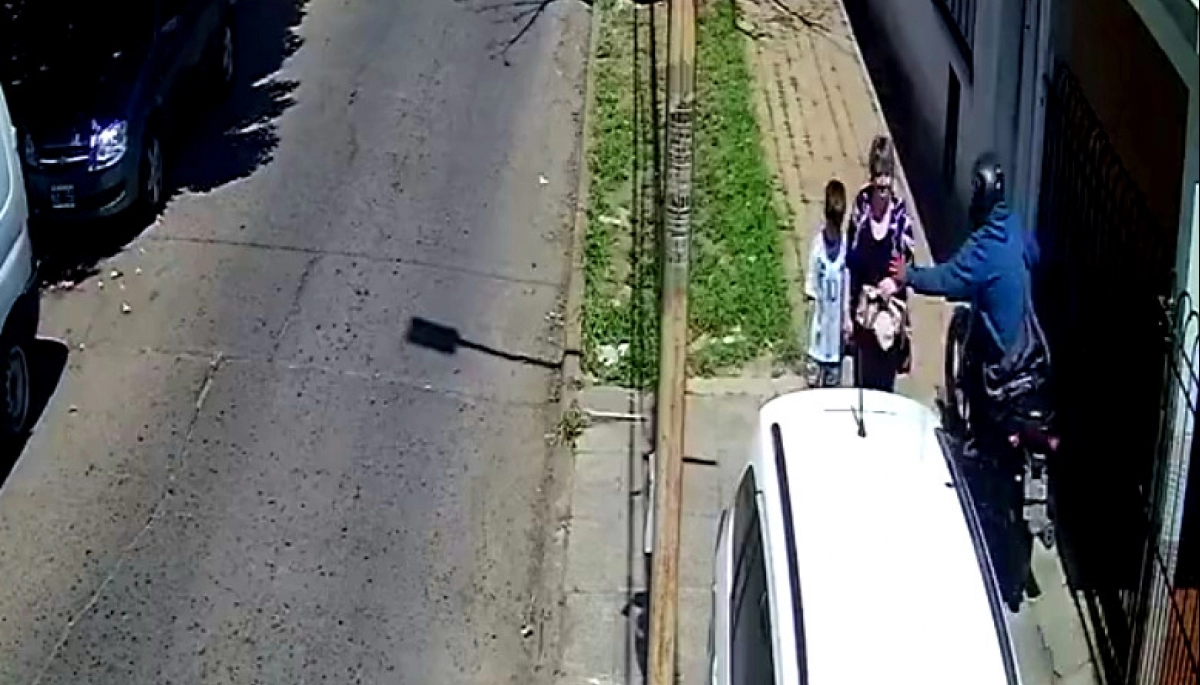 Motochorro maldito: para sacarle la cartera tiró al piso a una mujer de 80 años