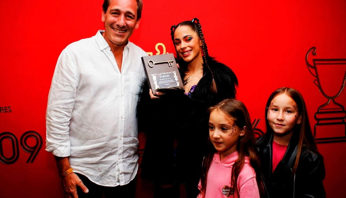 Garro le entregó a Tini Stoessel las llaves de la ciudad de La Plata