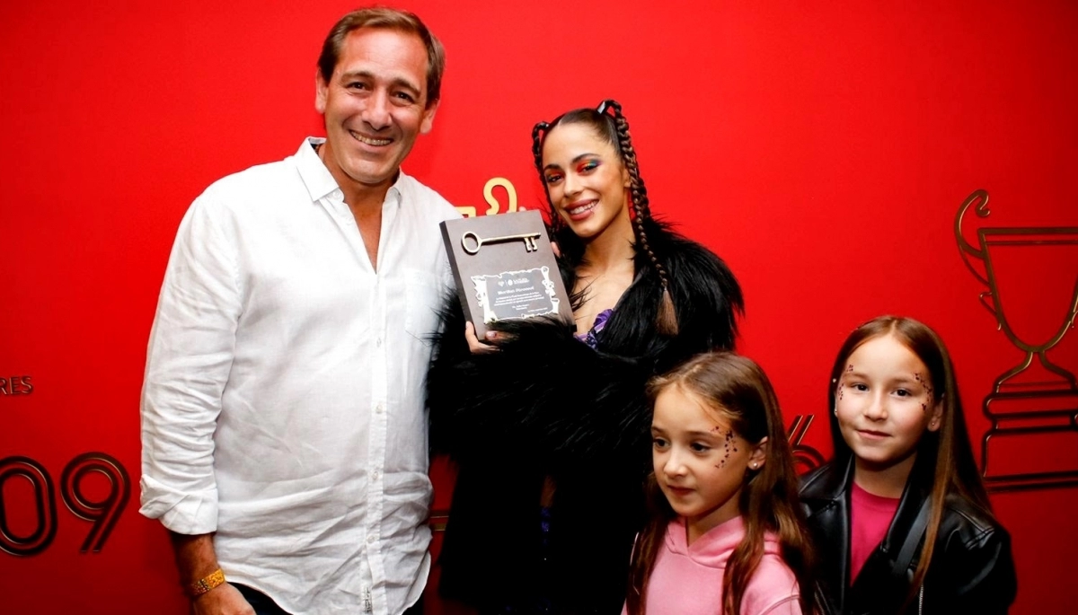 Garro le entregó a Tini Stoessel las llaves de la ciudad de La Plata