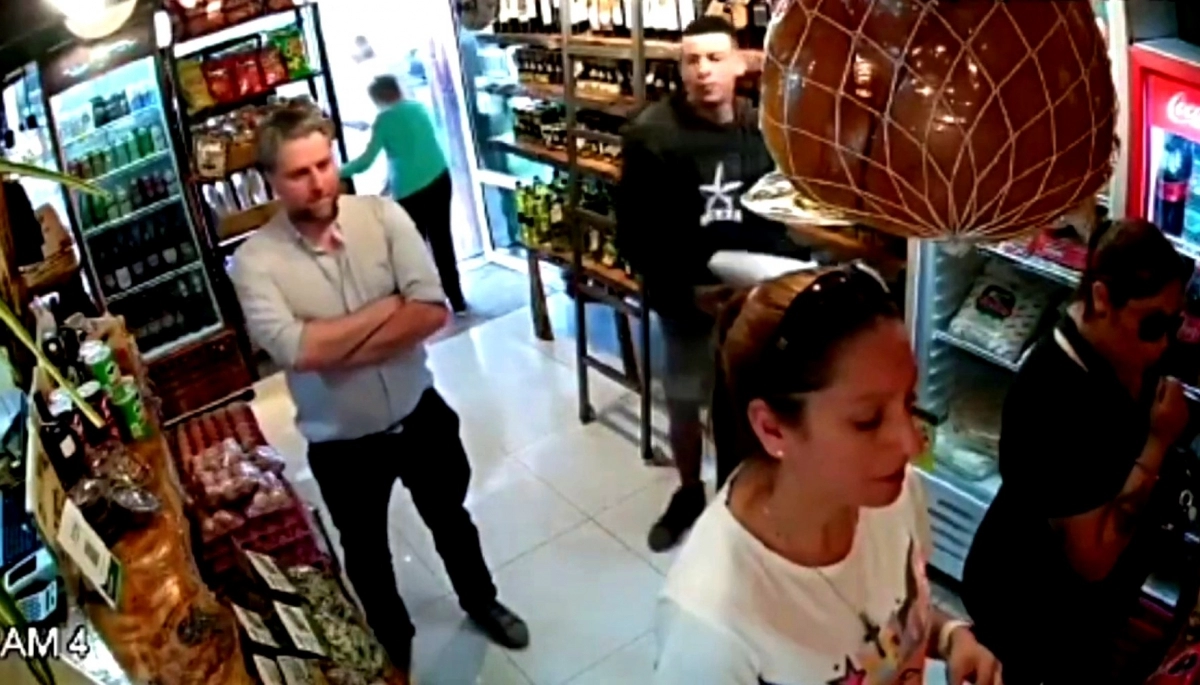 Apurado por seguir la dieta: se llevó una horma de queso Port Salut sin pagar