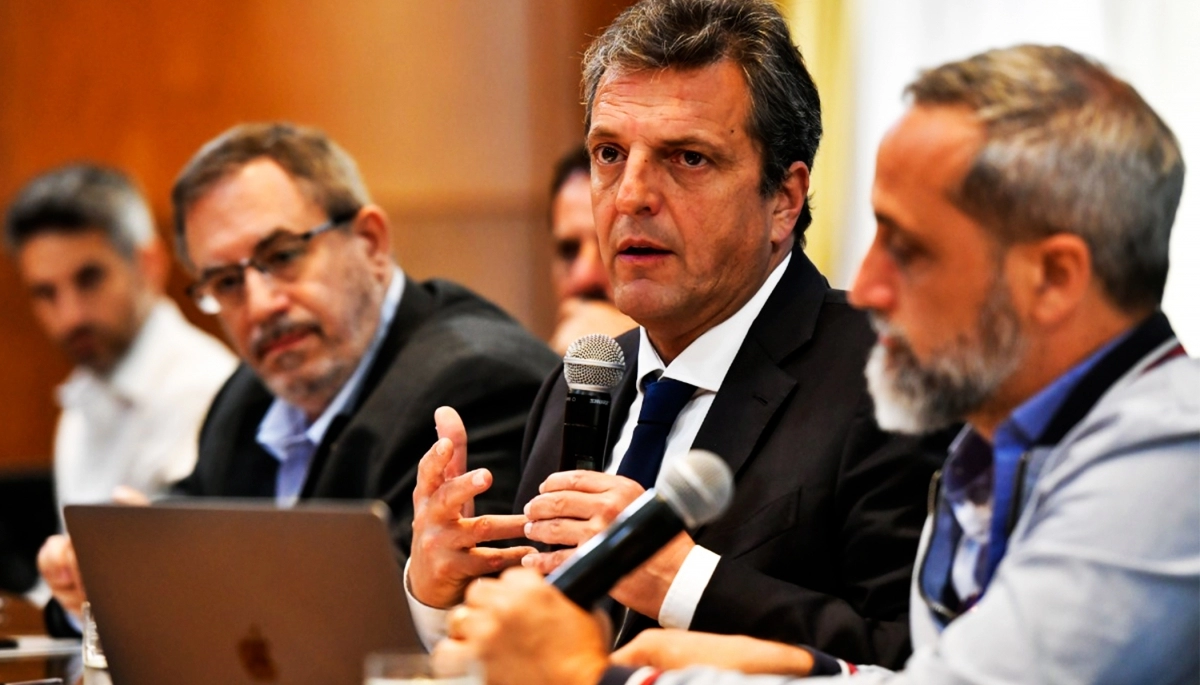 Massa se reunió con referentes de empresas cripto para fomentar las bitcoins en el país
