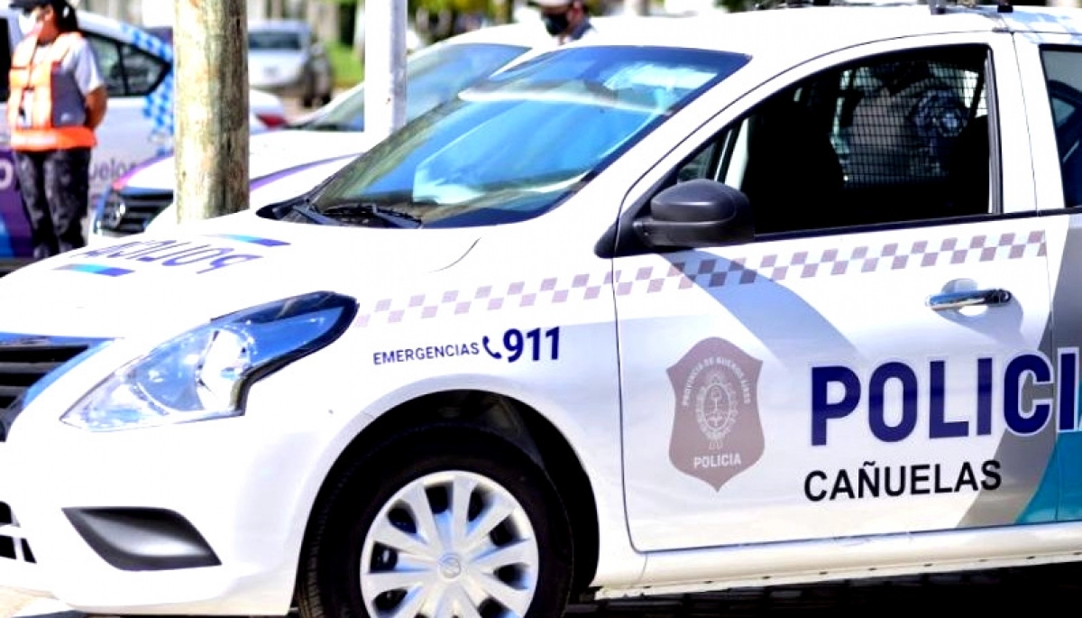 Cañuelas: la embistió, la llevó colgada del capot, la tiró a la zanja y después la cacheteó