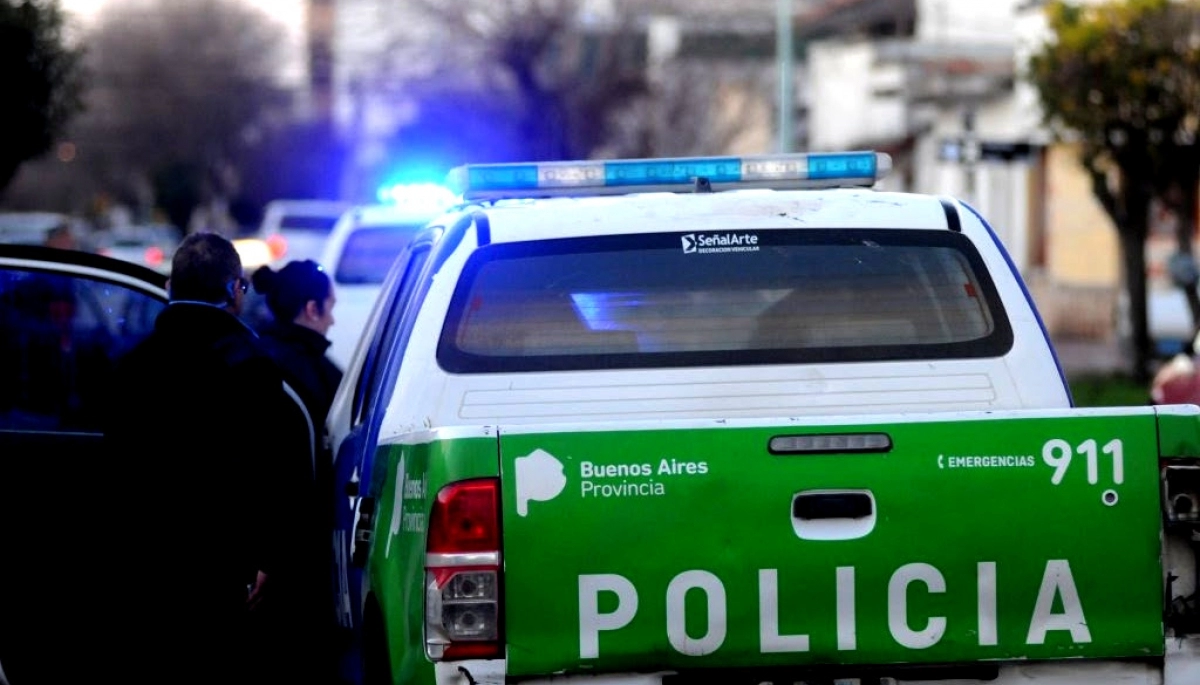 Tiene prisión domiciliaria y tiempo para ir a la casa de un vecino y darle dos balazos
