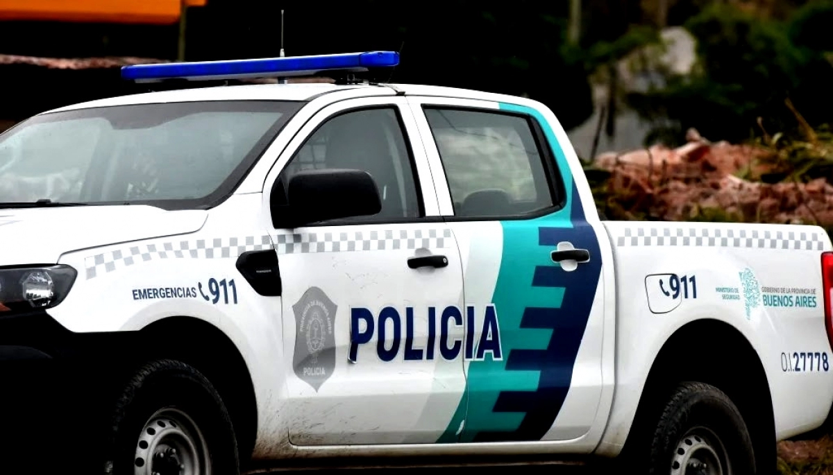 ¿Lo seguían? Tres delincuentes lo pusieron de rodillas y le sacaron el Mercedes Benz