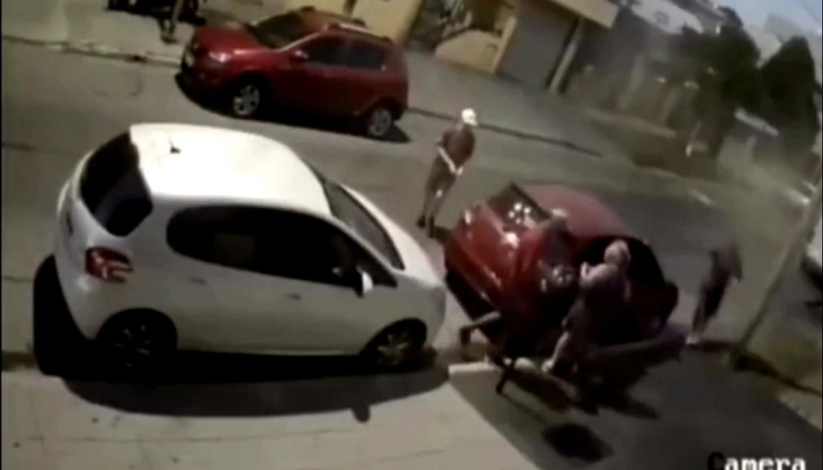 Delincuentes armados le rompieron un brazo a una mujer de 68 años para sacarle el auto