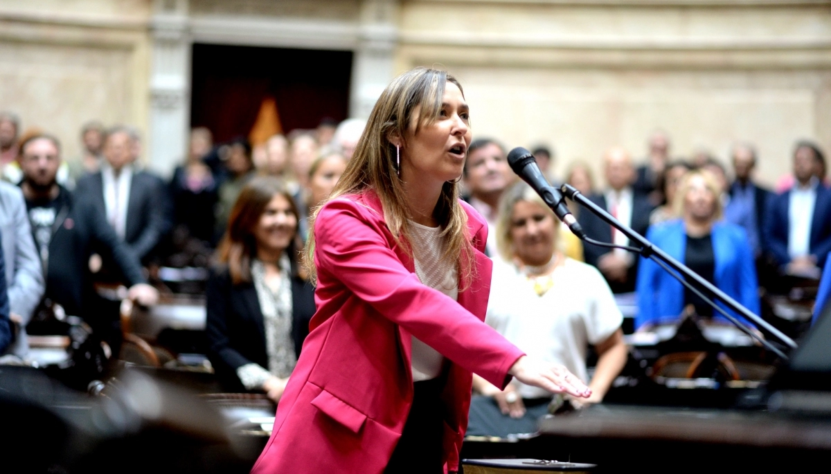En medio de gritos: asumió Arricau, la bonaerense que reemplazará a Jimena López