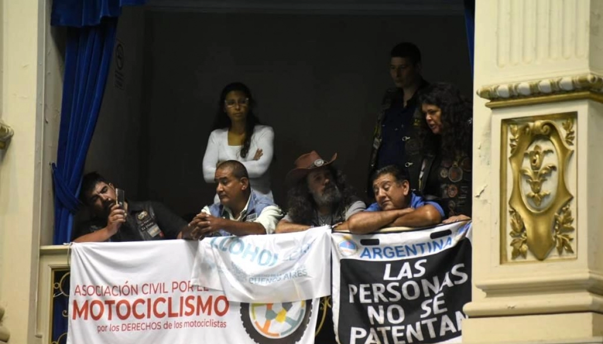Rosca interminable: familiares de víctimas de tránsito, molestos con diputados por tardanza de sesión