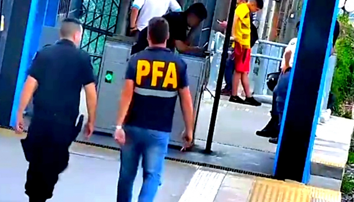 Al menos es limpio: robó un termotanque e inodoro y quiso llevarlos en tren