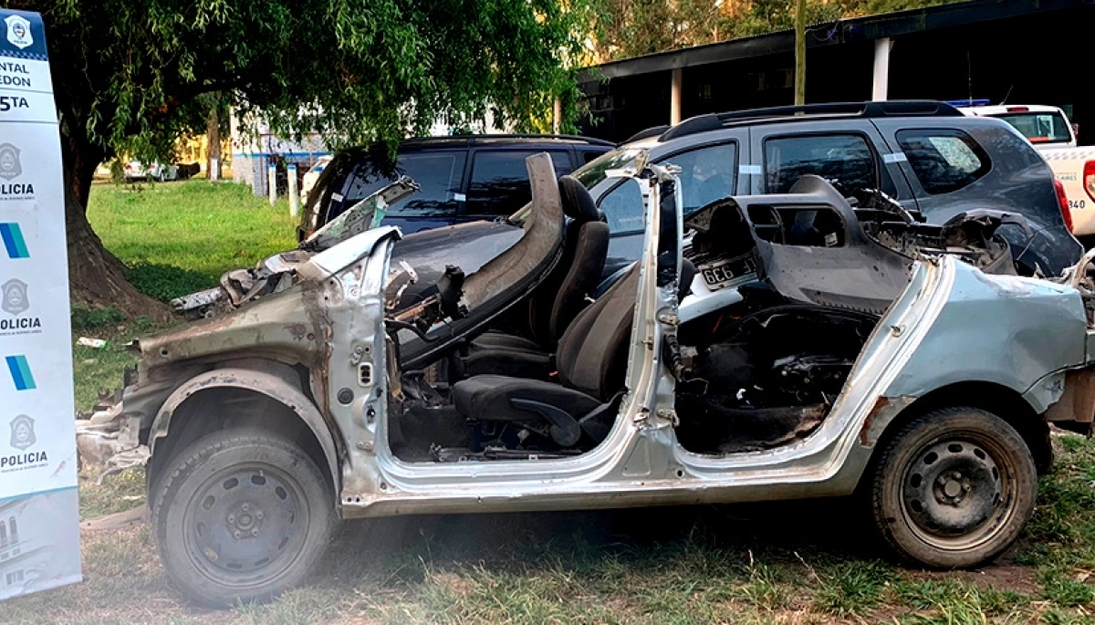 No tenía paciencia: detuvieron a un joven que desarmaba un auto robado con un hacha