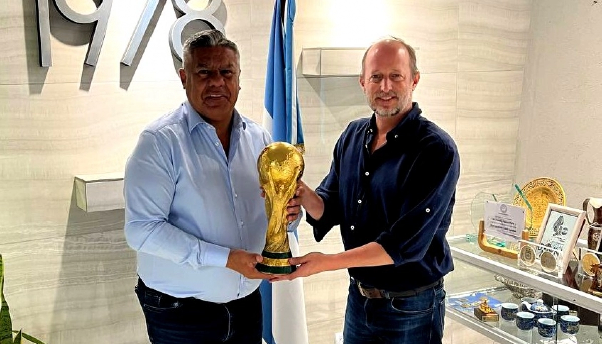 Insaurralde visitó al Chiqui Tapia y tuvo el privilegio de levantar la Copa del Mundo