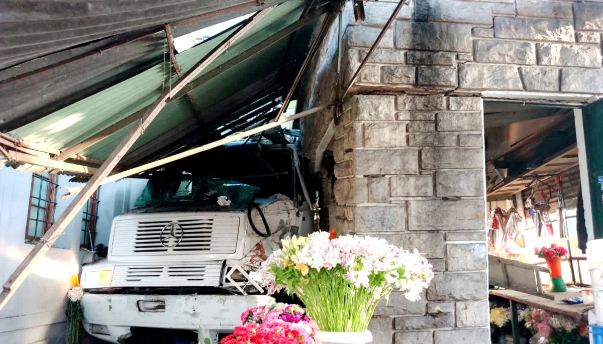 Los precios por los cielos: un camión que transportaba carne chocó una florería del cementerio