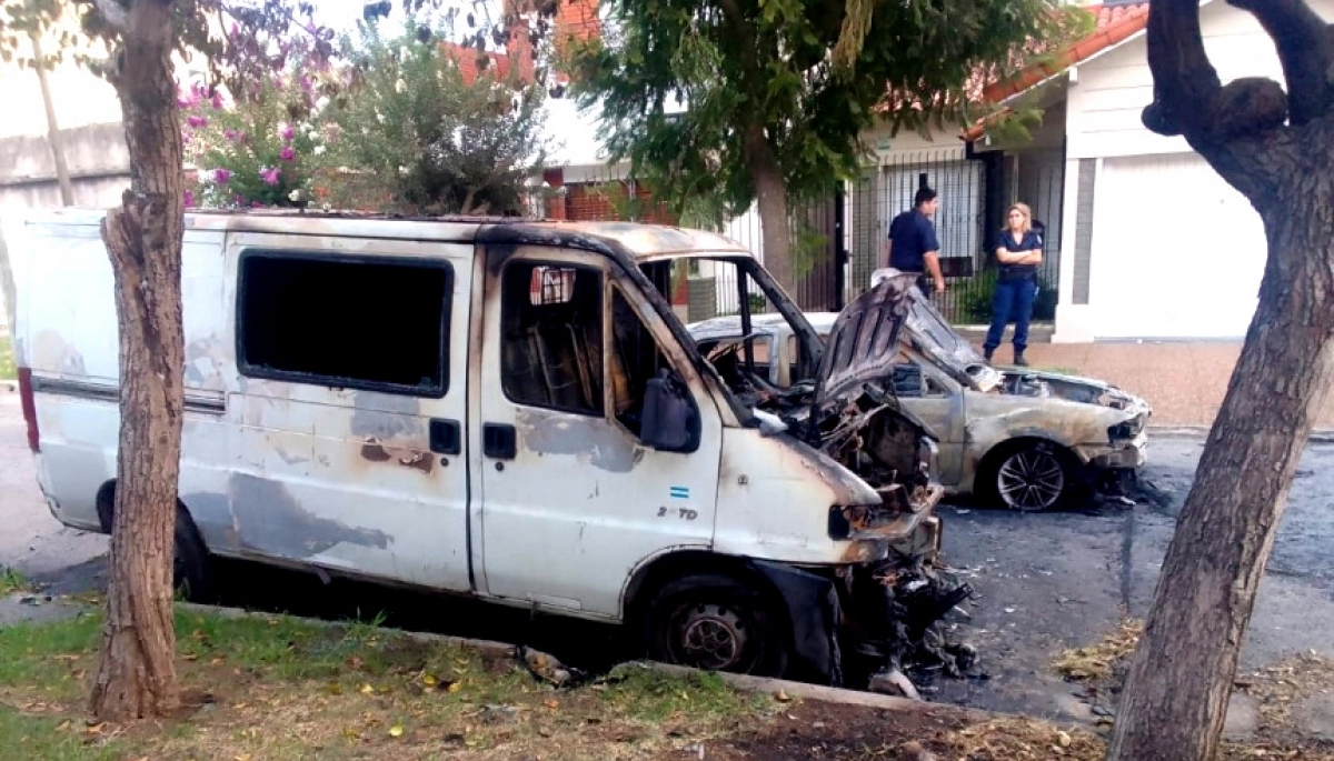 Femicida y pirómano: apuñaló a su pareja, luego le incendió el auto y su propia camioneta