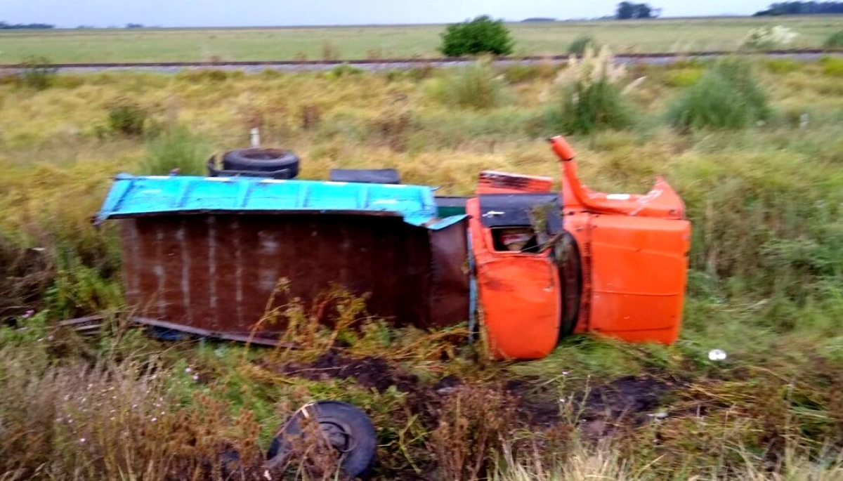 Violento choque y vuelco de camiones en la Ruta 2