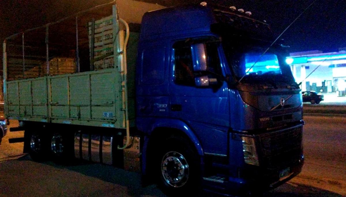 Lo detuvieron en un control e intentó "arreglar" con un cajón de naranjas y 20 mil pesos