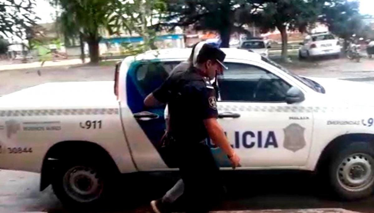 Confrontó a ladrones dentro de su casa, uno se escapó y el detenido acabó en el hospital