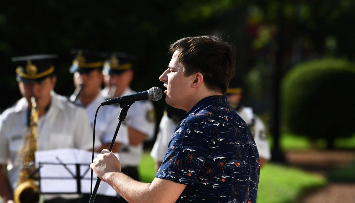 Nahuel Pennisi cantó el Himno Nacional en el discurso de Apertura de Sesiones de Kicillof