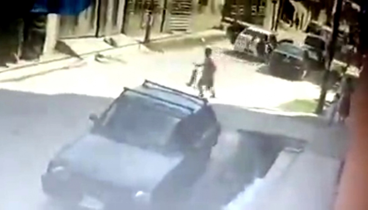 Sin piedad: en medio del robo de un auto, mujeres con niños escaparon a la carrera