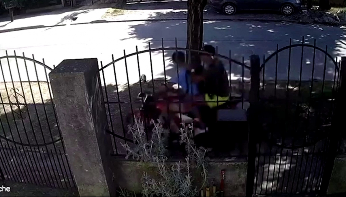 ¡Berni, llamá a Sherlock! No encuentran a motochorro que usa bermudas y tiene pierna ortopédica