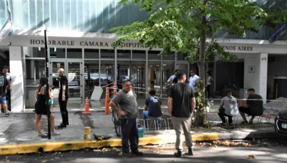 Evacuaron el anexo de Diputados de la Provincia por filtración de agua