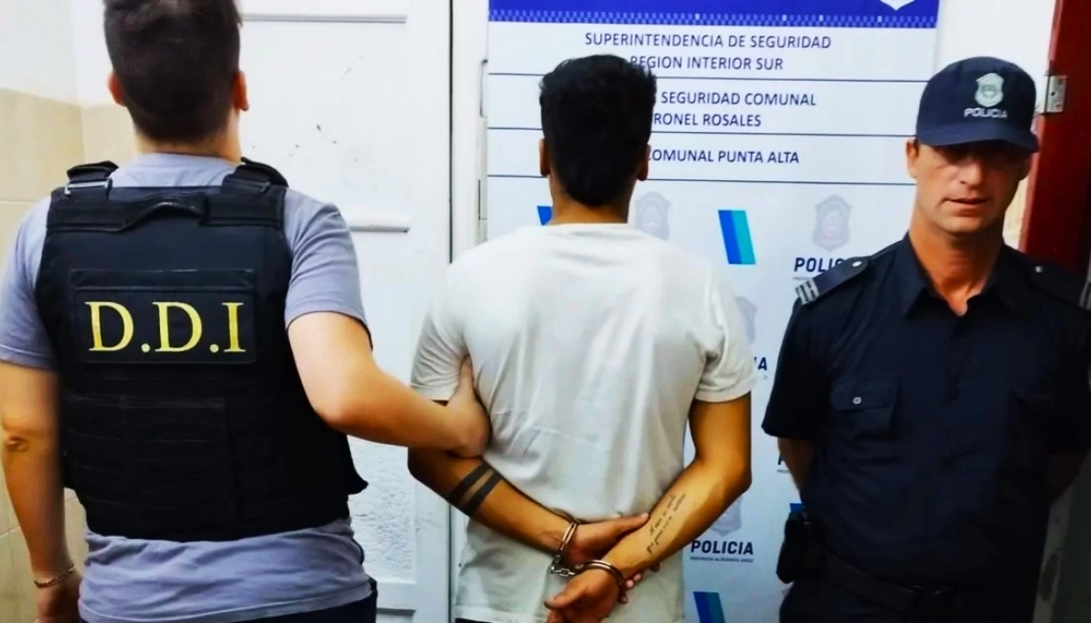Cuando ingresó el ladrón se escondió bajo la cama y llamó a la mamá que llegó con la policía