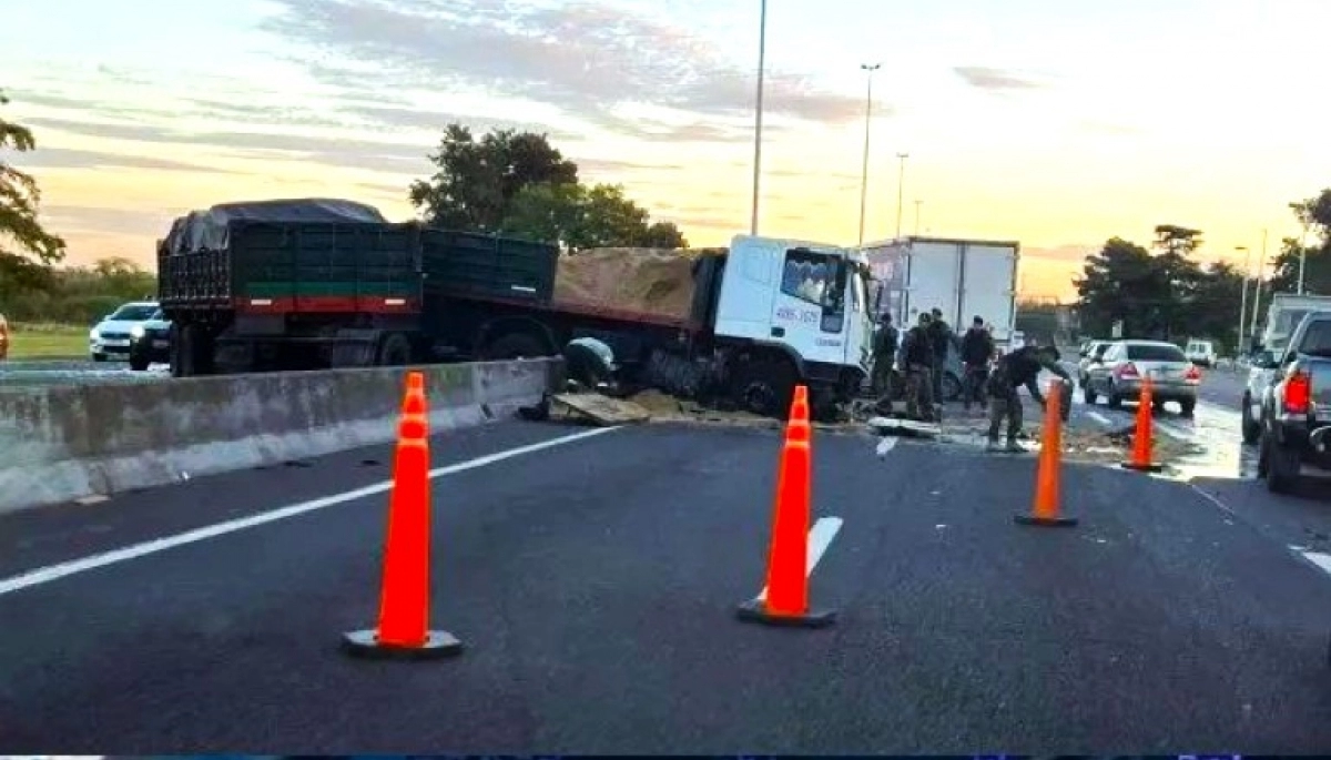 A metros de la AFA: un camión se cruzó de mano e impactó a un auto y una Traffic