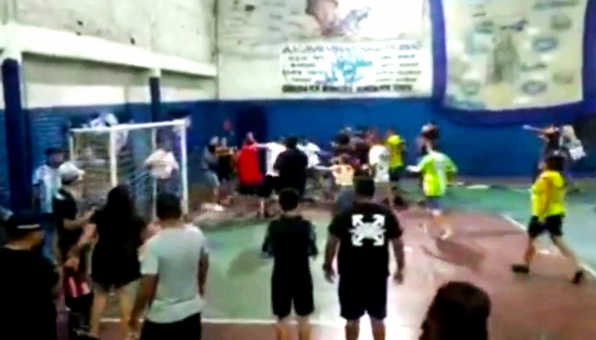 Padres ejemplares: durante un partido de fútbol infantil se mataron a trompadas