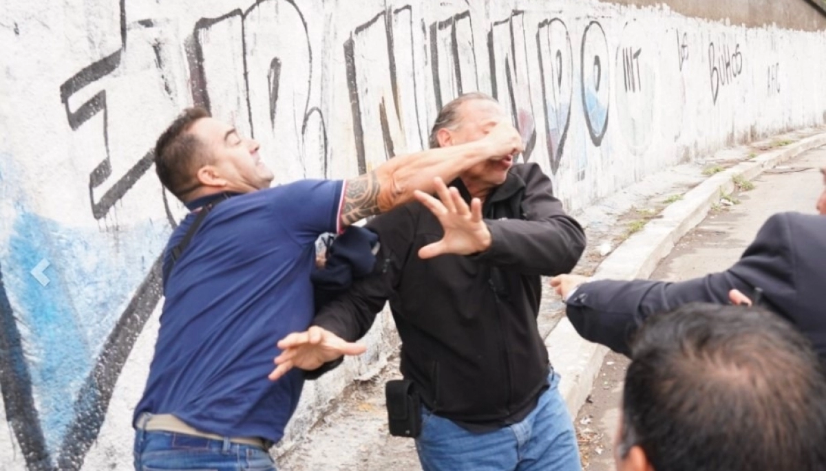 Terrible agresión a Sergio Berni en la protesta por la muerte del chofer de colectivos