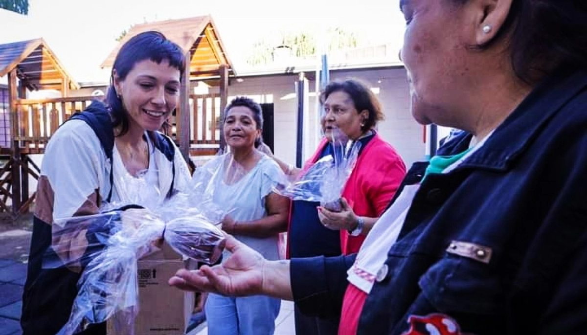 En Semana Santa, Mayra Mendoza entregó roscas de pascua para una Fundación local
