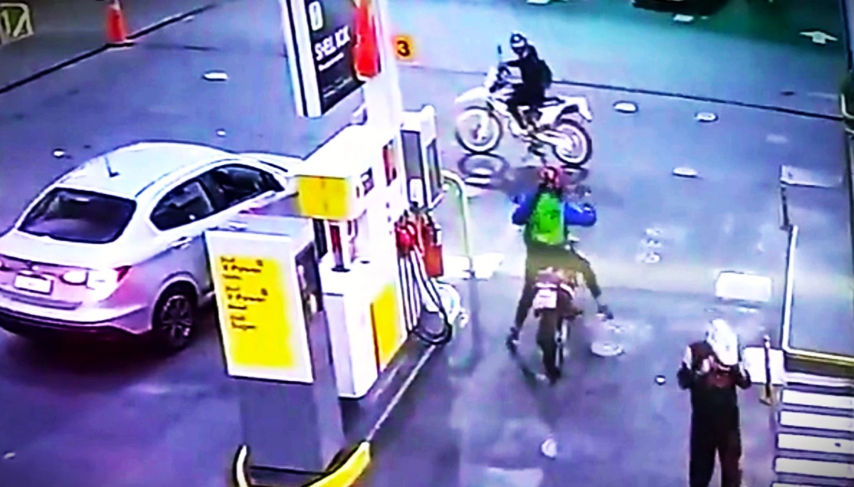 Motoquero buscó refugio en la estación de servicio y los motochorros lo "surtieron"