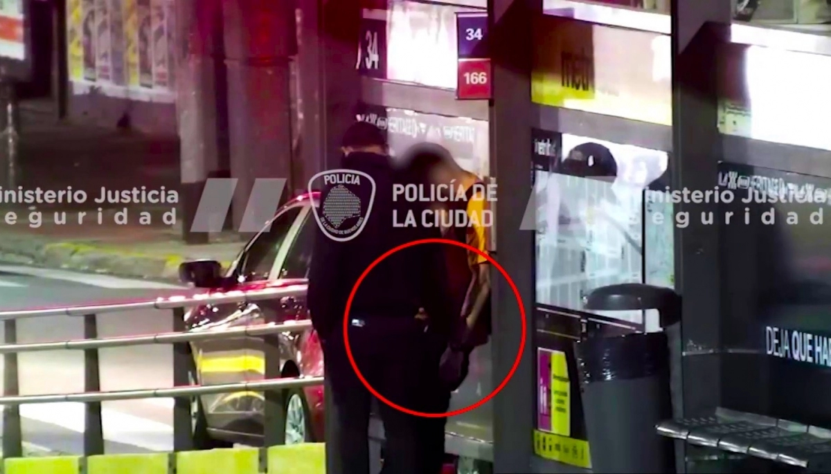 Dedos de seda: aprovechó que dormitaba en el Metrobus y le sacó el teléfono del pantalón