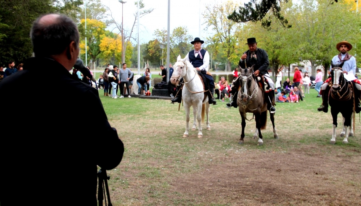 El intendente Cappeletti dijo presente en la Feria Rural con espectáculos y artesanías
