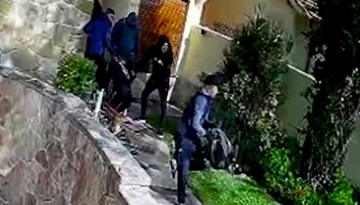 Hogar amargo hogar: abrió la puerta, se encontró con los delincuentes y la entraron a golpes