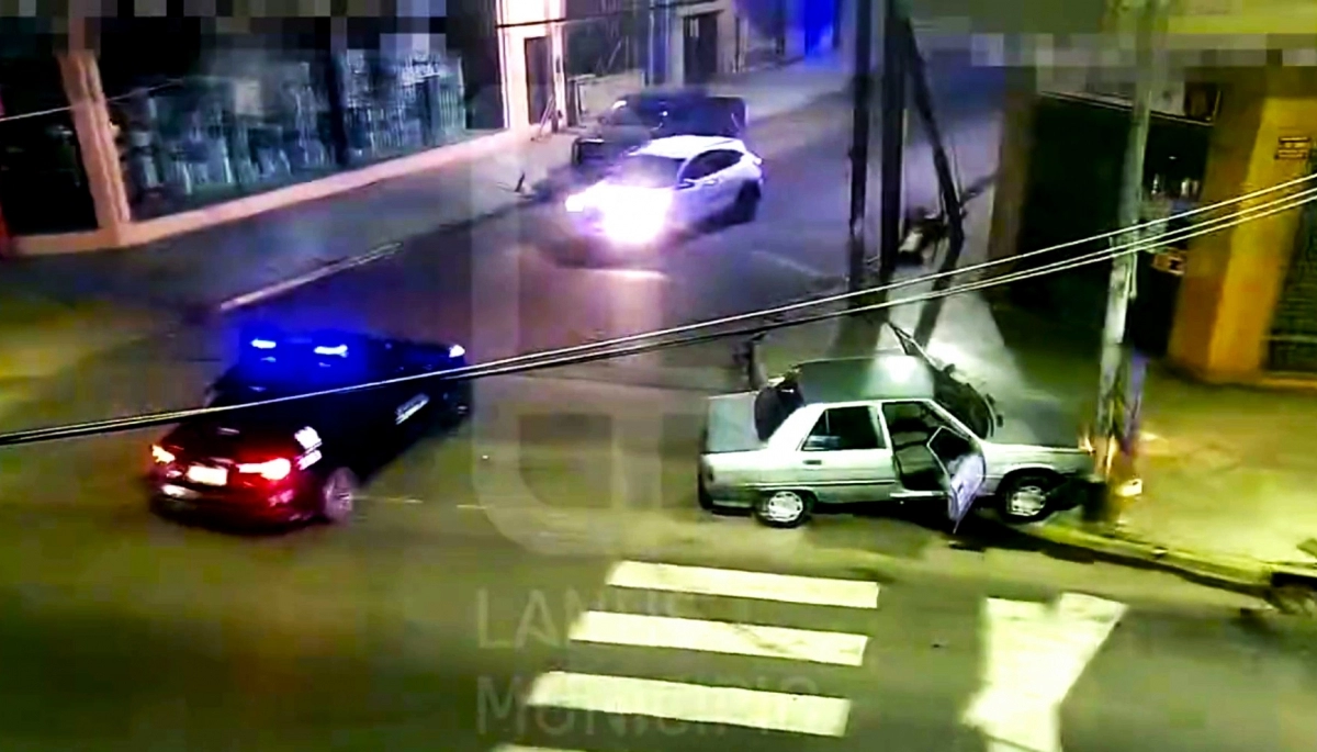 Lanús: evadieron un control vehicular e intentaron escapar hasta que chocaron con un poste