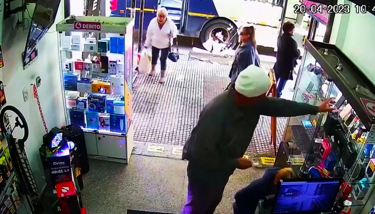 Lo atendía con esmero, se descuidó y le robó mercadería de una vitrina