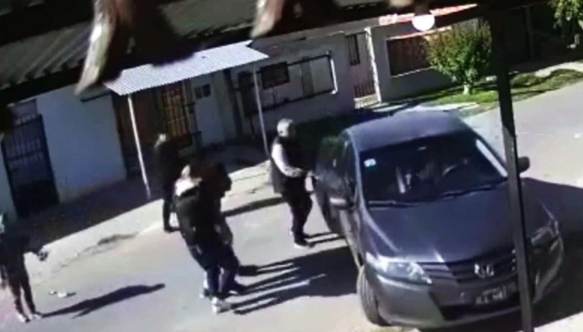 Motochorros atacaron a la novia, la defendió y lo balearon en el pecho
