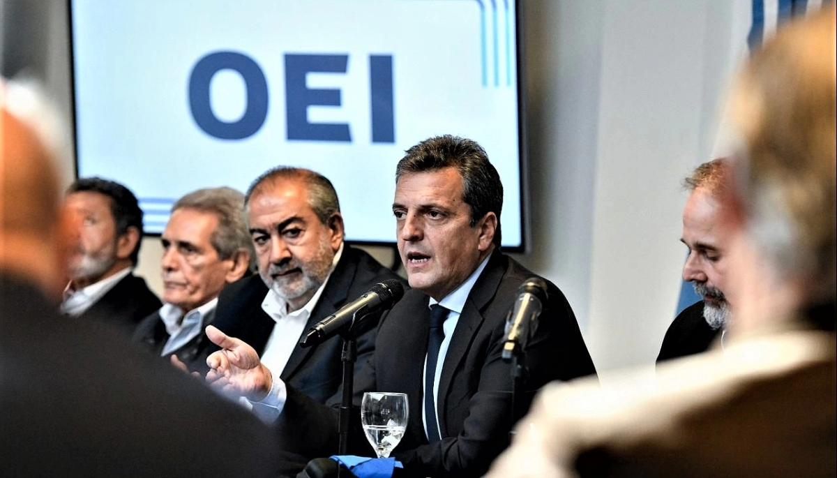 Massa se reunió con la OEI y llamó a un acuerdo de cuatro puntos con empresarios y sindicalistas