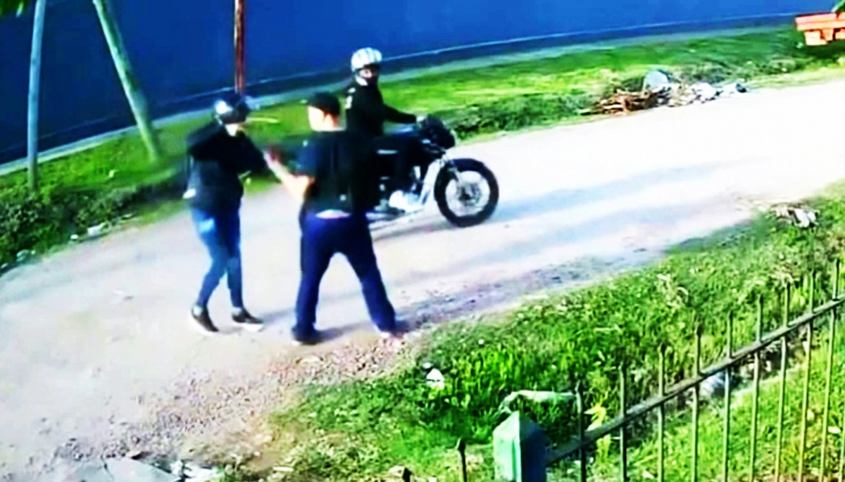 ¿Es intento de asesinato? Se resistió al asalto y el motochorro le disparó a boca de jarro