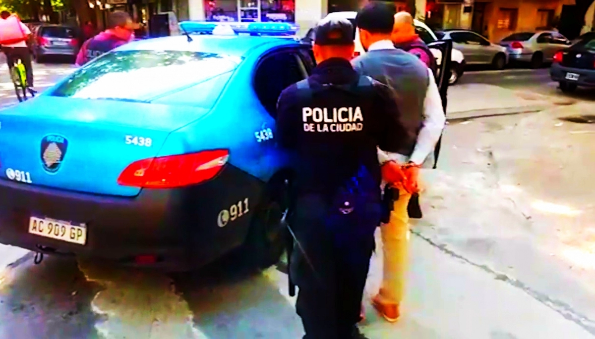 El delincuente cheto: con buena pilcha y en barrio "pituco", robaba autos con un inhibidor