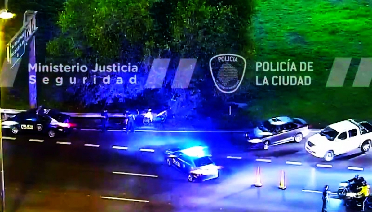 Transitaba con una moto robada por circunvalación, lo rodearon y chocó con una patrulla