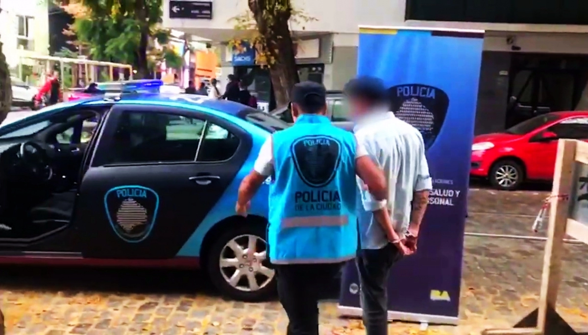 Buscado por prender fuego y violar a una mujer, conducía un micro escolar