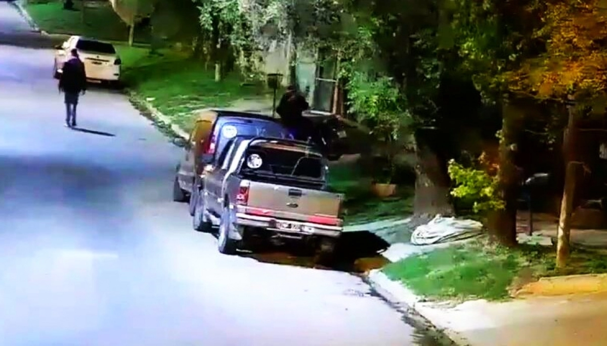 Fuga y persecución: dos pícaros sinvergüenzas sustrajeron una moto que encontraron sin cadena