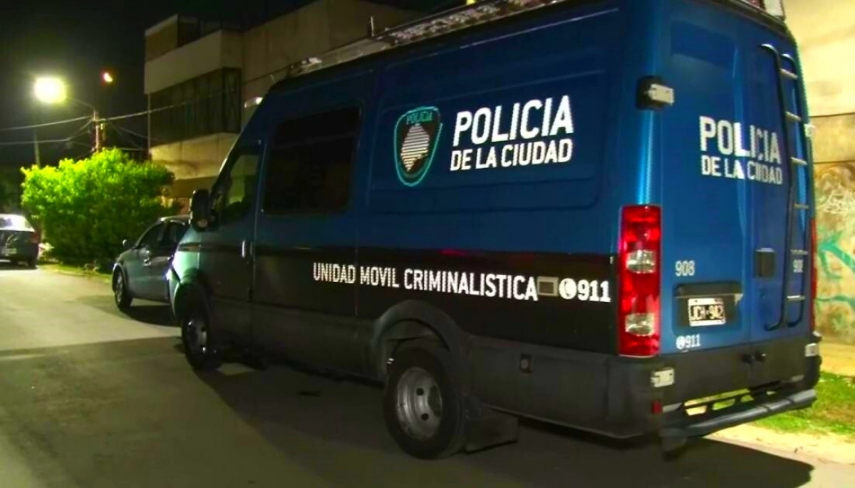 Los conoció en un pool, la llevaron a un departamento y la habrían violado