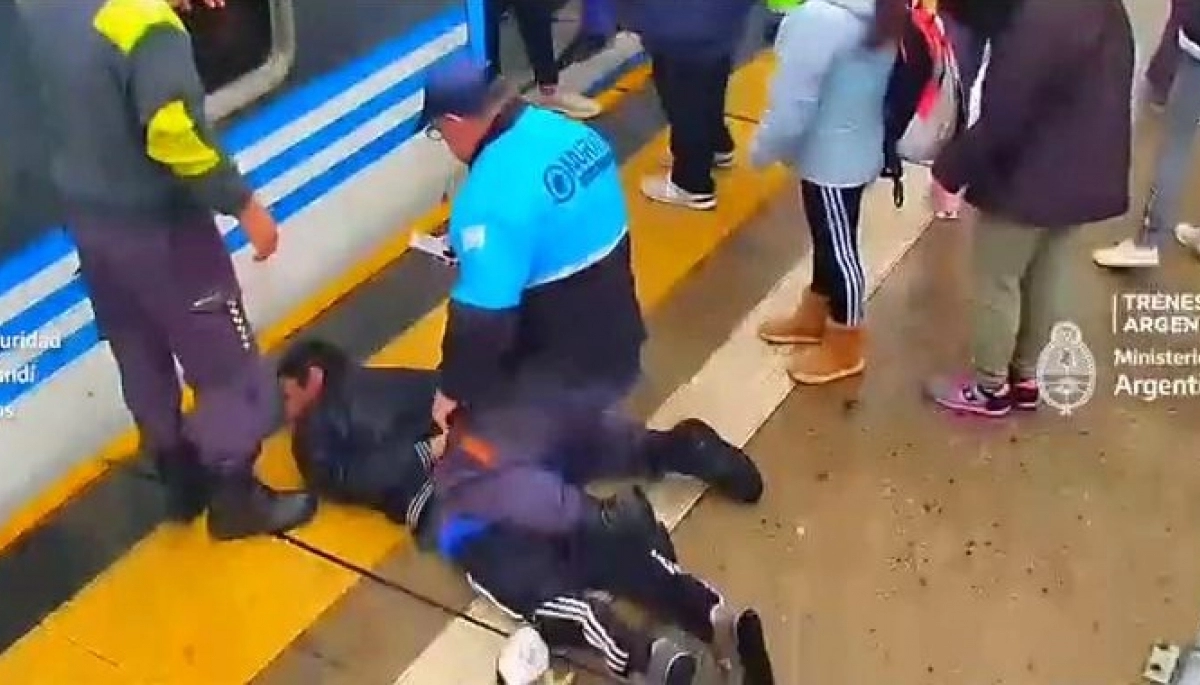 Revolcaron y detuvieron a un rastrero que le robó el celular a un nene en el ferrocarril Belgrano