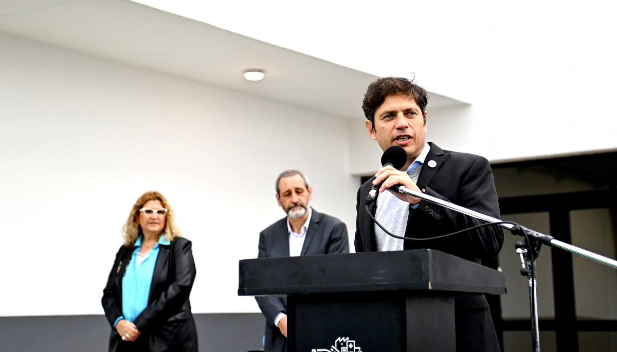 Kicillof desembarcó con su campaña en Laprida e inauguró talleres en la Escuela Técnica N°1