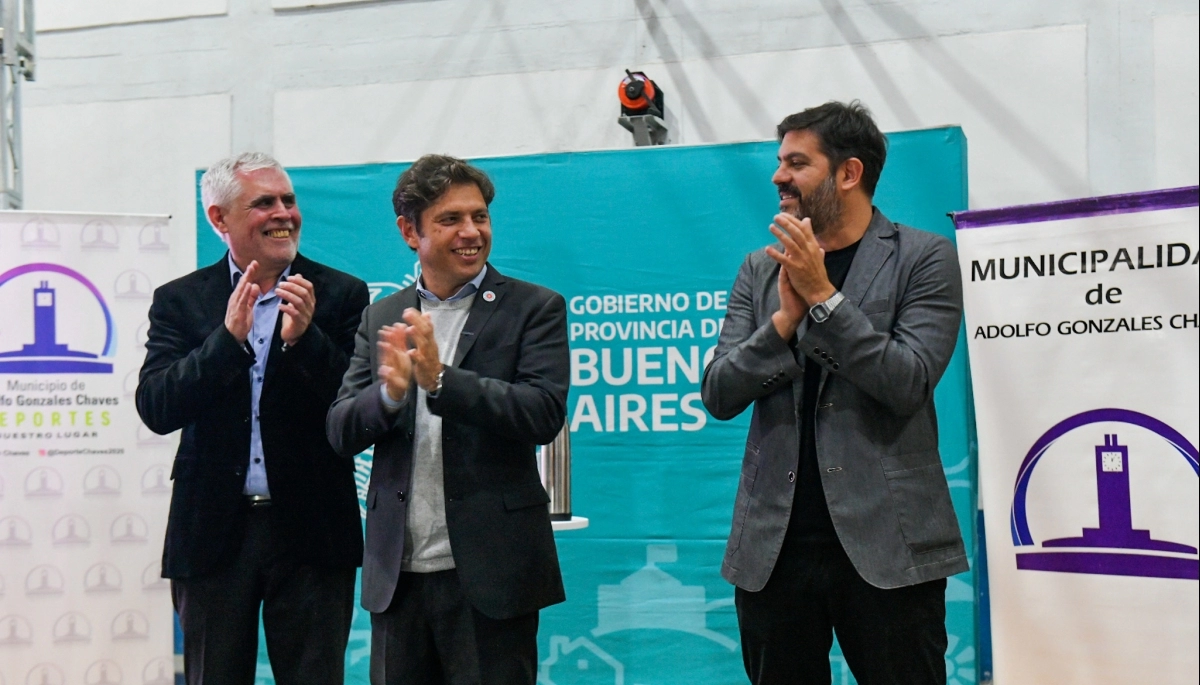Kicillof inauguró un natatorio y adhirió a Gonzáles Chaves al Programa Puentes