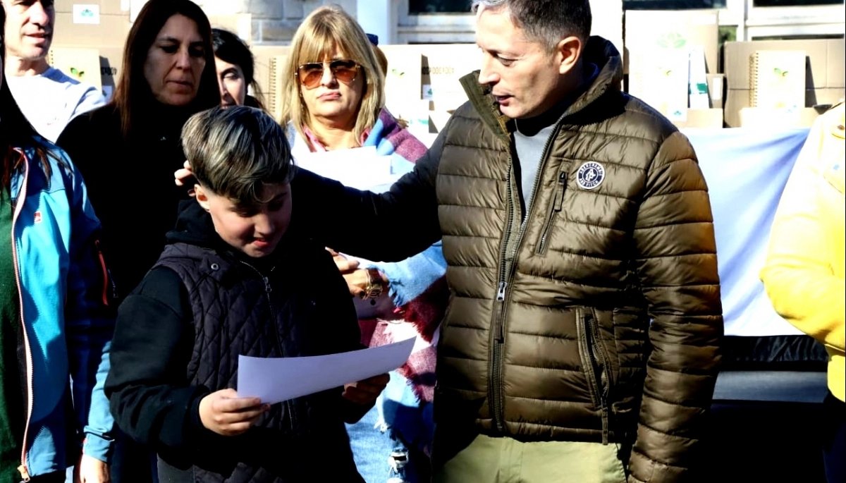 Gray participó de la promesa al medioambiente con varios estudiantes del distrito