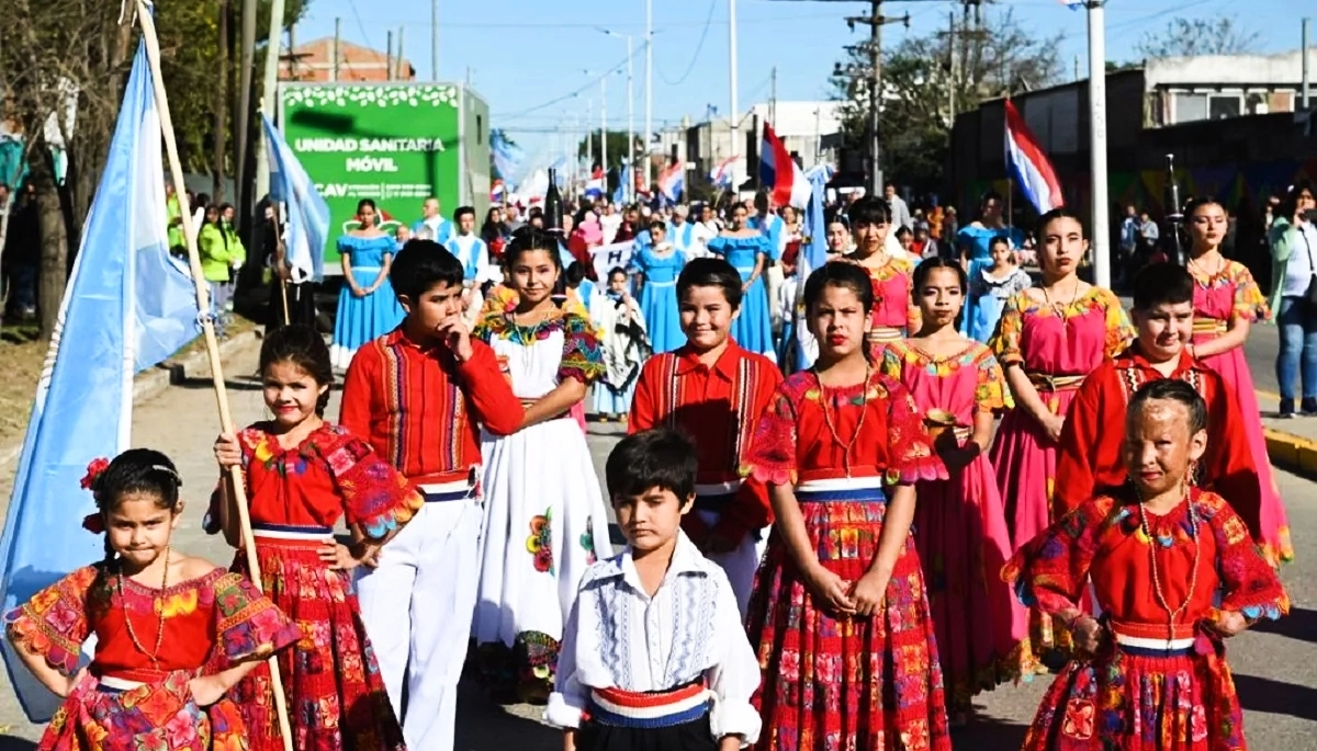 Con una feria, shows y desfiles, Esteban Echeverría celebra la independencia de Paraguay